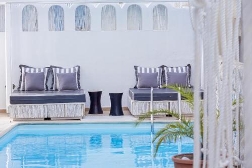 Loizos Stylish Residences, Тира