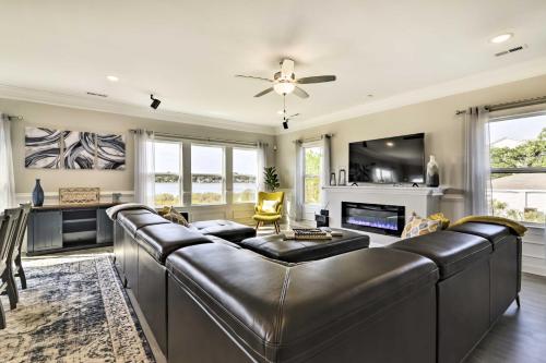 Waterfront Paradise with Deck about half Mi to Beach in North Camellia Acres, USA
