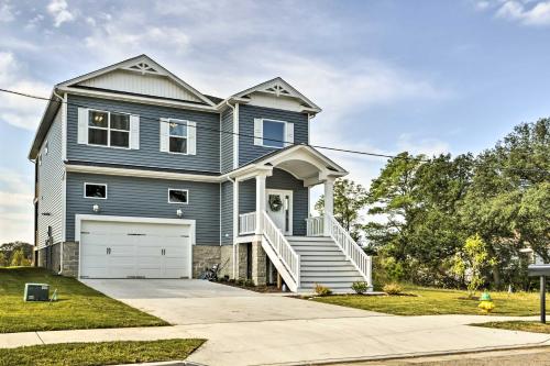 Waterfront Paradise with Deck about half Mi to Beach in North Camellia Acres, USA