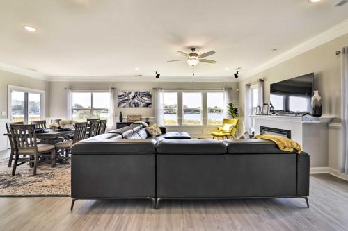 Waterfront Paradise with Deck about half Mi to Beach in North Camellia Acres, USA