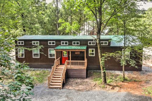 Stylish Cabin by Beavers Bend Hot Tub and Fire Pit in Broken Bow, USA
