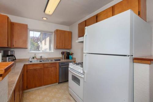 Convenient 2BR Walk To Bart 10 Min To Berkeley