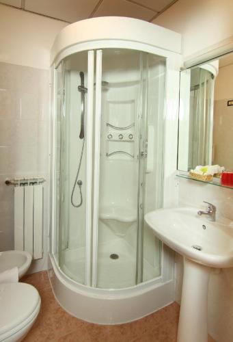 Twin Room image 4