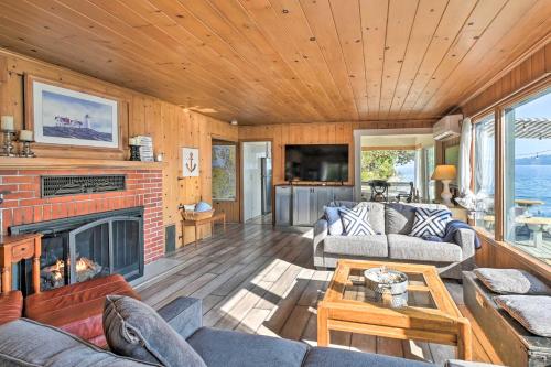 Waterfront Olympia Home with Private Beach and Kayaks! - image 10