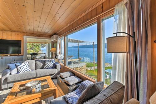 Waterfront Olympia Home with Private Beach and Kayaks! - image 12