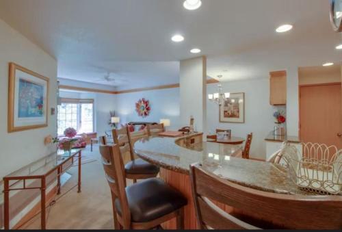 Beaver Creek Village 2 Bedroom Condo at The Charter Hot Tub & Heated Pool - image 12