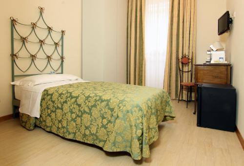 Single Room image 8
