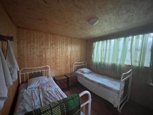 2 twin beds