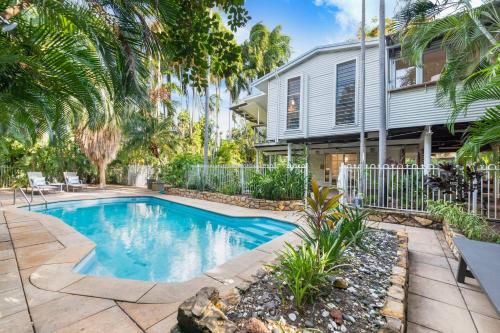 Luxe Treehouse Stay with Pool in the Tropics