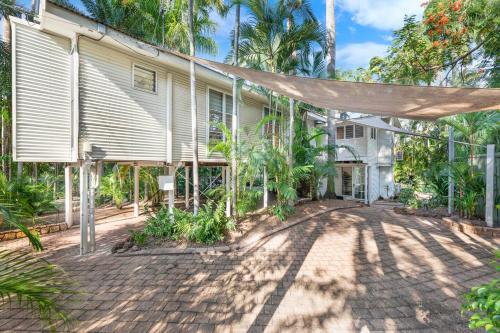 Luxe Treehouse Stay with Pool in the Tropics