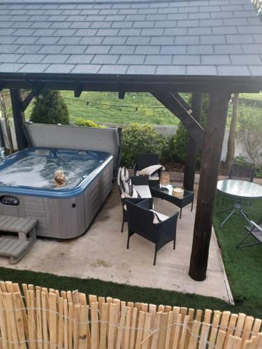 The Loft at Rock Cottage with hot tub in Templepatrick