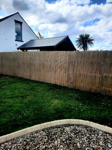 The Loft at Rock Cottage with hot tub in Templepatrick