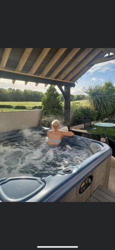 The Loft at Rock Cottage with hot tub in Templepatrick