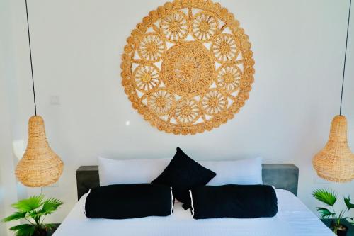 Double Room with Pool View image 4