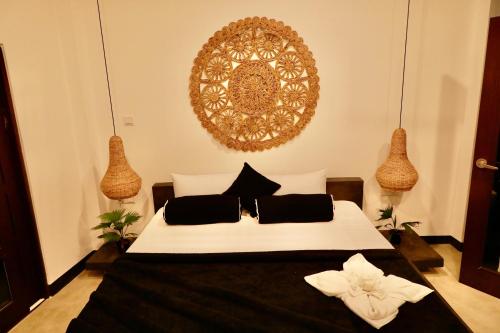 Double Room with Pool View image 2