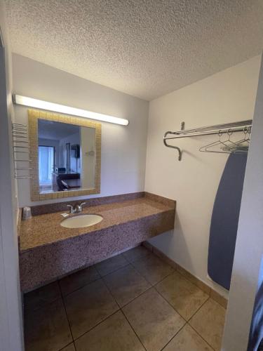 Ambassador Inn - image 14