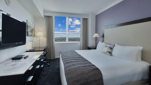 King Suite with Sofa Bed and Balcony - City View image 2