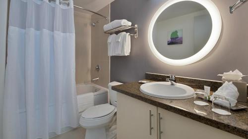King Suite with Sofa Bed and Balcony - City View image 4