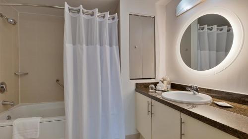 King Suite with Sofa Bed and Balcony - City View image 3