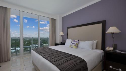 King Room with City View and Balcony room in Arya Hotel & Suites Coconut Grove WorldHotels Distinctive