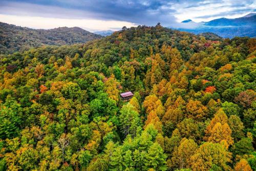 Brysons Hidden Valley Ranch - Quiet NC Cabin! in Bryson City, USA