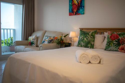 Double Room with Balcony image 7