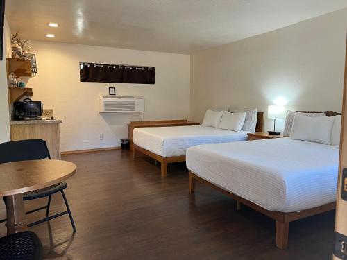 Deluxe Queen Suite