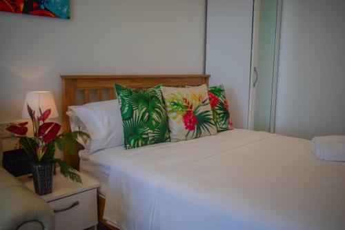 Double Room with Balcony and Sea View image 3