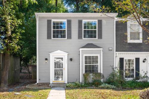 Cozy End Unit Townhouse 1 Mile from Downtown Cary