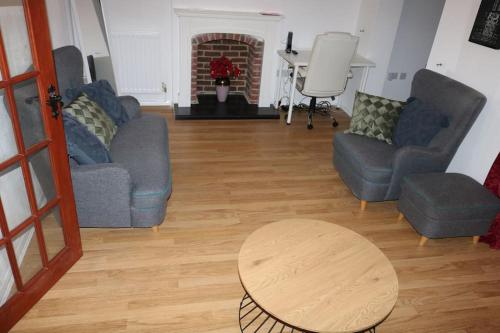 Entire -4 Bedrooms Detached House with Driveway in 蓋德靈