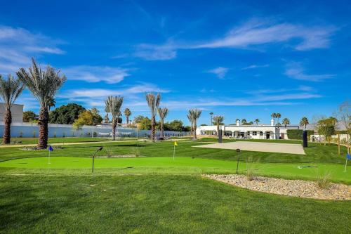 Delaware Estate - Expansive Backyard, Pool/Spa, Games, Great for Entertaining! in Palm Desert, USA