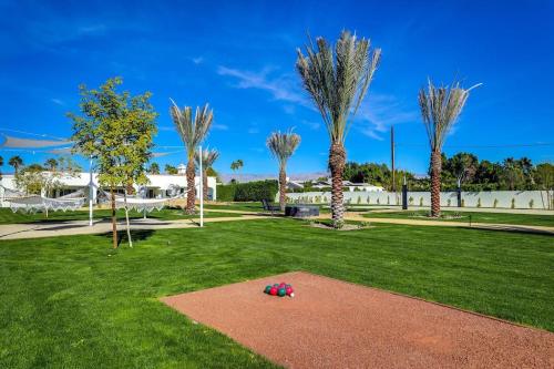 Delaware Estate - Expansive Backyard, Pool/Spa, Games, Great for Entertaining! in Palm Desert, USA