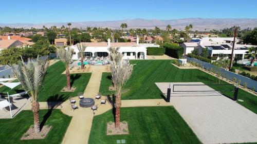 Delaware Estate - Expansive Backyard, Pool/Spa, Games, Great for Entertaining! in Palm Desert, USA