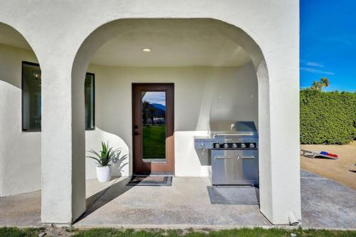 Delaware Estate - Expansive Backyard, Pool/Spa, Games, Great for Entertaining! in Palm Desert, USA