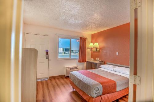 Motel 6-Stockton, CA - Charter Way West