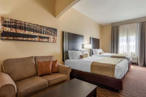 Queen Room with Two Queen Beds and Roll-In Shower - Mobility Accessible