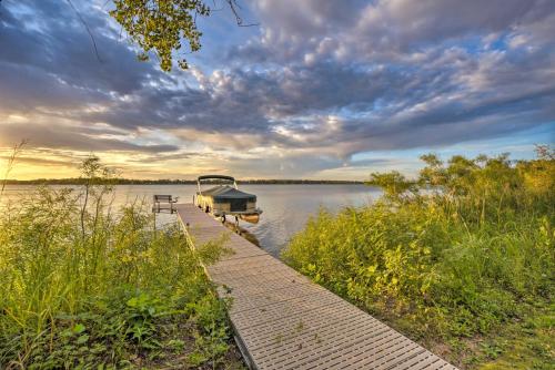 Modern Log Cabin with Rec Room, Steps to Lake!