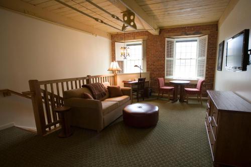 403864276 The Common Man Inn & Restaurant