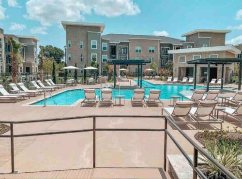 . Lovely 2/2 W/ Resort Style Amenities & Balcony