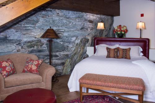 403864489 The Common Man Inn & Restaurant