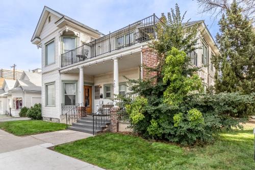 Rustic 2-Bedroom walking distance to Downtown - main image