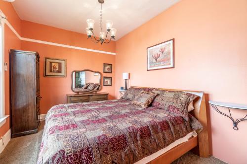 Rustic 2-Bedroom walking distance to Downtown - image 12