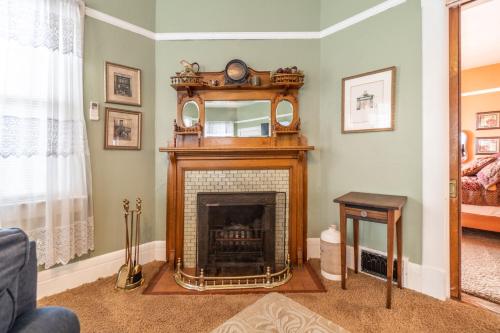 Rustic 2-Bedroom walking distance to Downtown - image 10