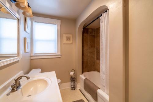 Rustic 2-Bedroom walking distance to Downtown - image 7