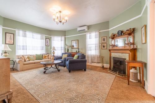 Rustic 2-Bedroom walking distance to Downtown - image 6