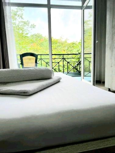 1 king bed, 1 twin bed