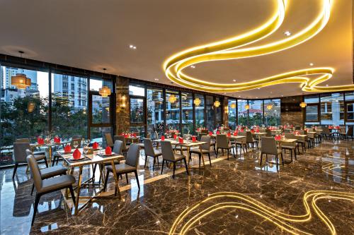 403887405 Golden Lotus Grand Da Nang - Panoramic Rooftop Bar & Daily Afternoon Tea