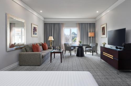 Premium Corner King Room image 2