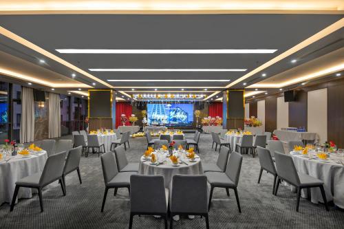 403888502 Golden Lotus Grand Da Nang - Panoramic Rooftop Bar & Daily Afternoon Tea