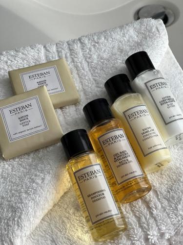 Hôtel Moris - Tap to explore photos